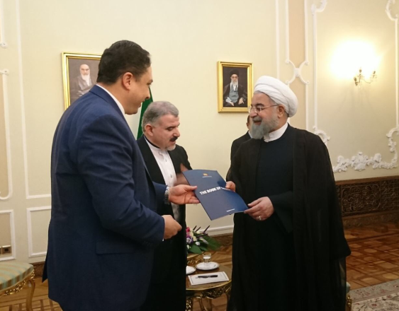 El ministro boliviano le entregó al presidente de Irán un ejemplar del “Libro del Mar”.