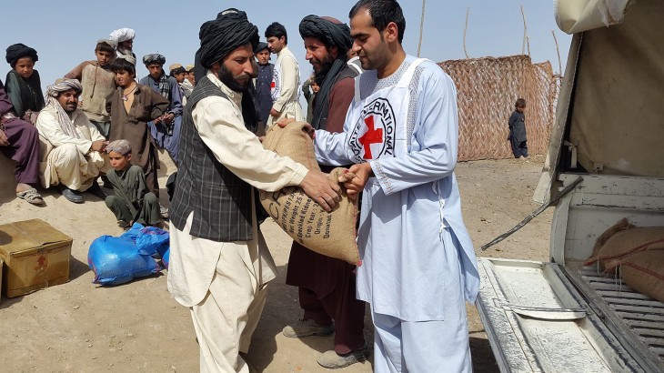Funcionarios de la Cruz Roja entregan ayuda humanitaria a ciudadanos afganos