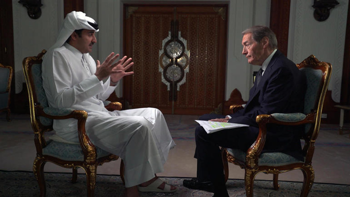 El emir (i) fue entrevistado sobre las acciones en contra de Qatar.