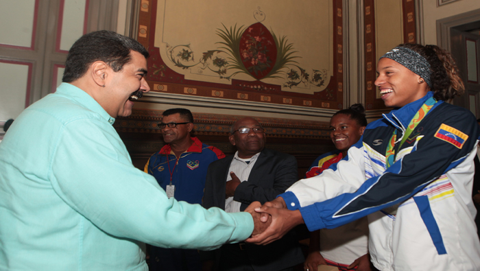 El presidente Nicolás Maduro (i) ha recibido a Yulimar Rojas en el Palacio de Miraflores en varias ocasiones.