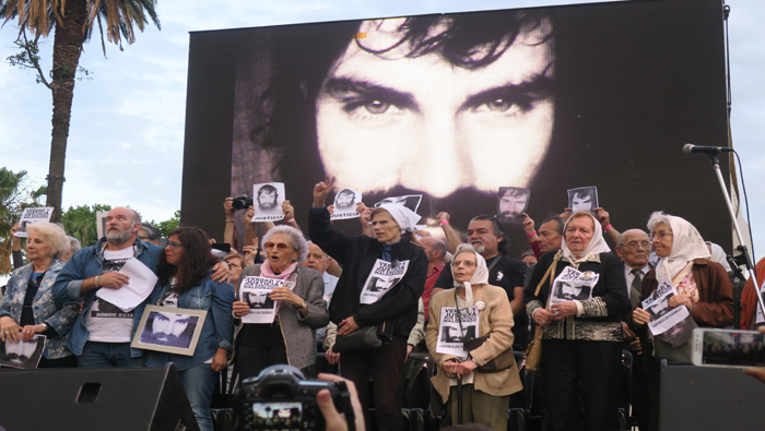 Los argentinos exigen justicia por la muerte de Santiago Maldonado, aseguran que fue víctima de una desaparición forzada.