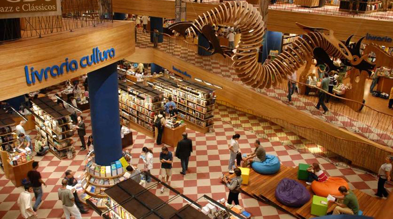 Livraria Cultura es una librería ubicada en Brasil que cuenta con dos sucursales; fue fundada en 1947 por Eva Herz. Los espacios de la construcción fueron pensados para una mejor interacción entre y con el público. 