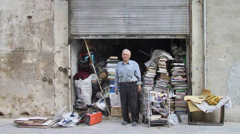 Jabra es un superviviente y también lo es su librería. Afincados en la Ciudad Vieja de Alepo, en Siria, los ojos de Jabra y las paredes de su pequeño establecimiento han visto uno de los peores conflictos de los últimos años.