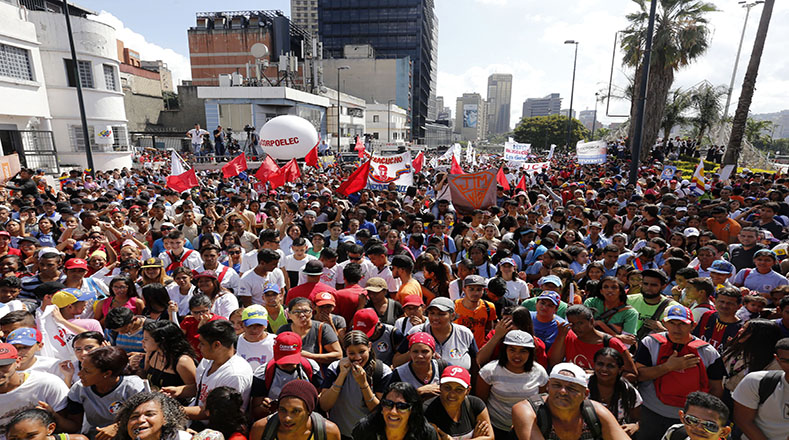 Estudiantes marcharon para aplaudir los lorgos que ha realizado el Gobierno de Nicolás Maduro en materia educativa.