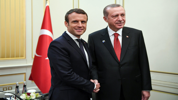 En mayo Macron (i) y Erdogan dialogaron en la cumbre de líderes de la OTAN.