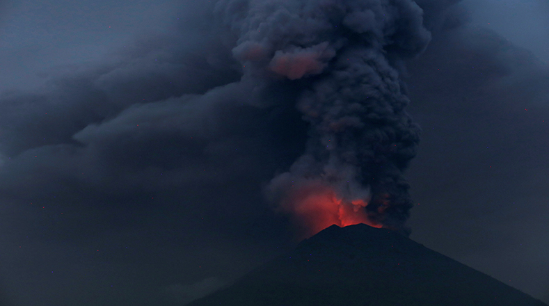 Isla de Bali en alerta por erupción del volcán Agung
