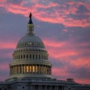El Capitolio de Estados Unidos, sede de las dos cámaras del Congreso de ese país, captado al amanecer del jueves pasado, mientras los senadores republicanos trabajaban en la reforma fiscal que fue aprobada en los primeros minutos de ayer. 
