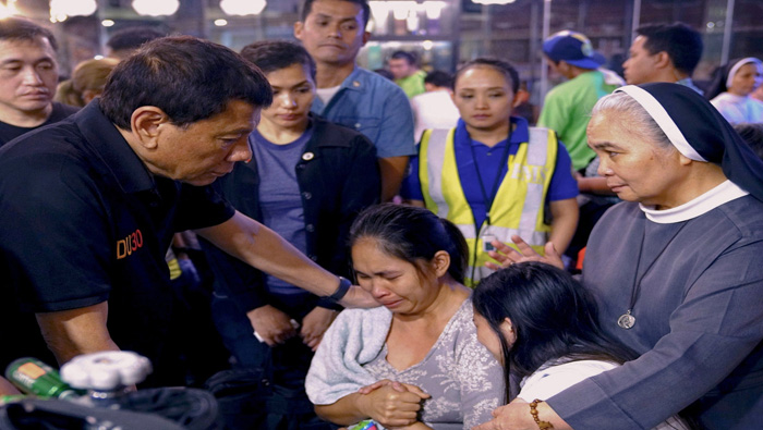 Las autoridades de Filipinas reportaron que hay más de 18.500 damnificados y un centenar de desaparecidos.