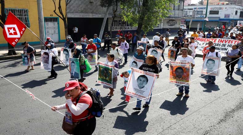 Durante la marcha se escuchaba "Ni perdón, ni olvido". Los padres de los normalistas exigen una respuesta del Gobierno mexicano.