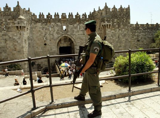 Los sitios de la antigua ciudad mantienen presencia de oficiales israelíes, quienes controlan el acceso a los espacios sagrados.
