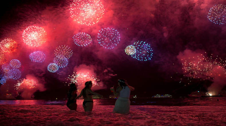 Entre los principales ritos y tradiciones de la fiesta de Año Nuevo, en Río de Janeiro se acostumbra para atraer la buena suerte vestirse de blanco, arrojar flores al mar e incluso entrar al mar para saltar siete olas consecutivas.