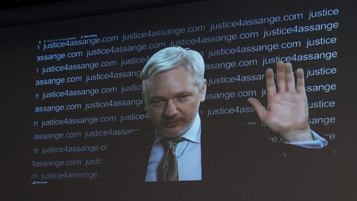 El fundador de WikiLeaks ofrece videoconferencias desde que está asilado.