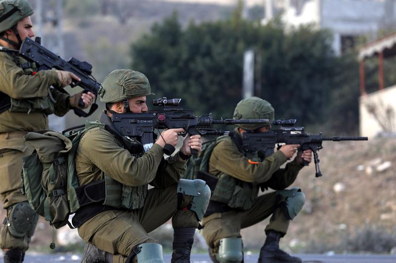 Los soldados israelíes han disparado a más de un tercio de los manifestantes con municiones reales.