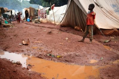 La mayoría de los desplazados viven en campamentos improvisados, hacinados y con puntos de agua contaminados.