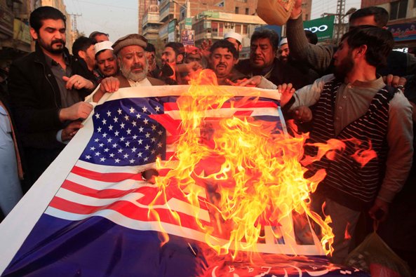 En Pakistán la población se manifestó en contra de las declaraciones de Donald Trump, por lo cual quemaron la bandera de Estados Unidos.