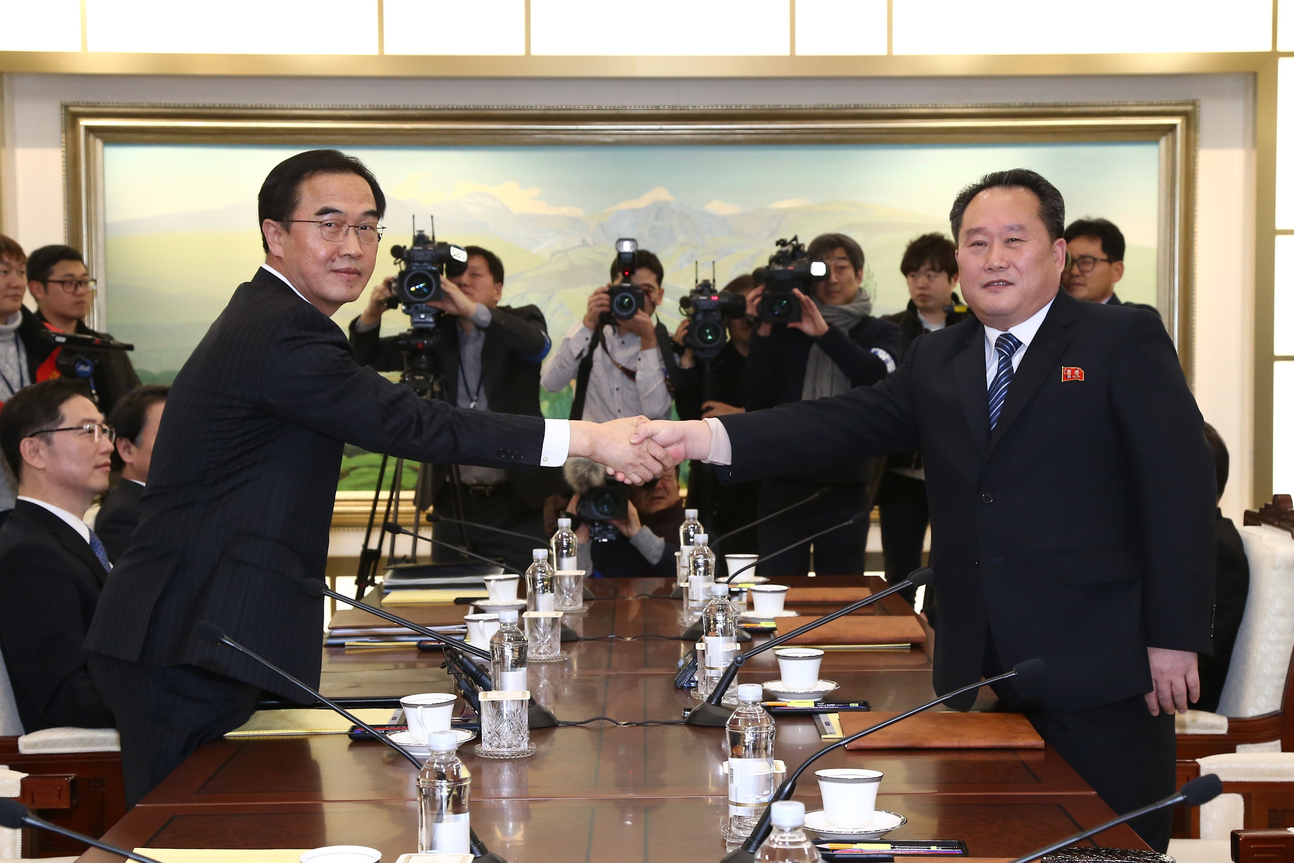 El ministro de Unificación de Corea del Sur y delegado en jefe, Cho Myoung-gyon; y el principal delegado de Corea del Norte, Ri Son-gwon.