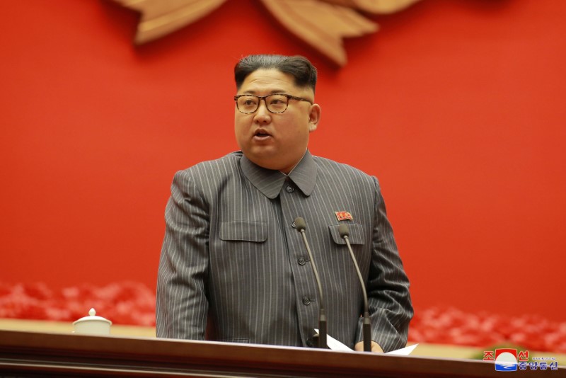El líder norcoreano Kim Jong- un celebró el desarrollo tecnológico de Corea del Norte y otorgó premios en metálicos para los miembros de la Academia de Ciencias.