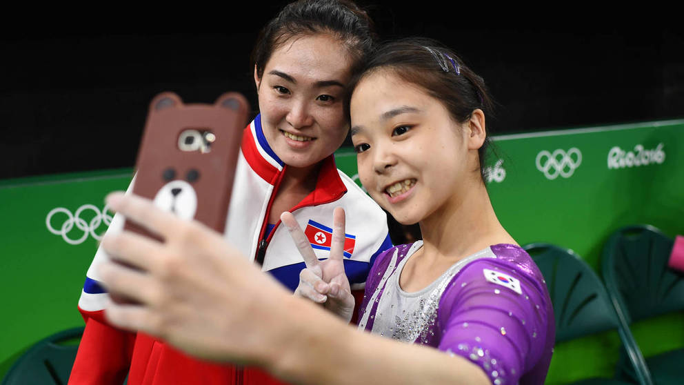 Las deportistas de ambas Coreas, Lee Eun-ju y Hong Un-jong, decidieron hacerse un selfie por la unión de ambas naciones.