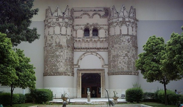 La puerta original en piedra del castillo Qasr al-Jayr al Garbi es una de las arquitecturas que se puede observar.