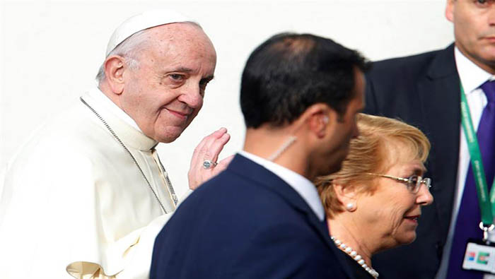 El papa es recibido por Michelle Bachelet en el Palacio de La Moneda