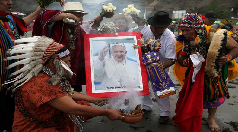 Chamanes realizan ritual al papa Francisco en Perú