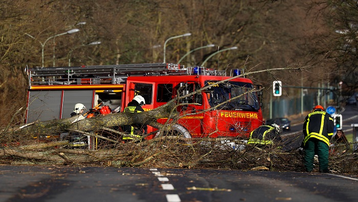 Los vientos arrastraron escombros y árboles que causaron la muerte de varias personas.