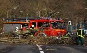 Los vientos arrastraron escombros y árboles que causaron la muerte de varias personas.