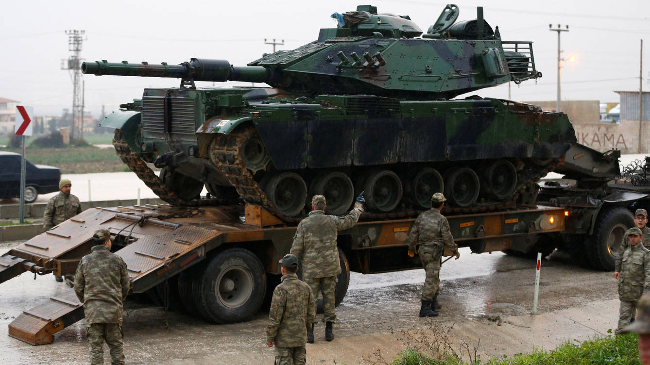 Un tanque del ejército turco movilizado hacia la frontera siria. 17 de enero.