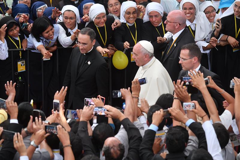 El papa Francisco culmina este domingo su visita por el país sudamericano, luego de haber sido recibido por miles de fieles.