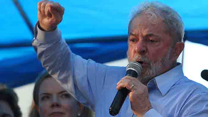 Lula ya se encuentra en Porto Alegre y fue recibido por una multitud.