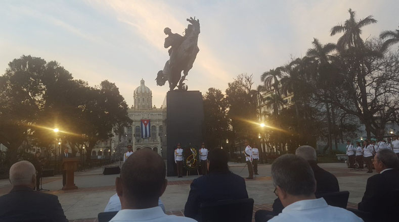 Cuba evoca a José Martí ante monumento en La Habana