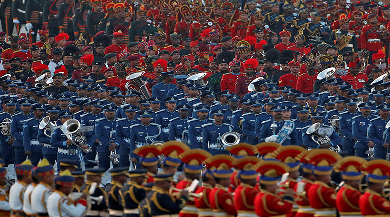 Los diferentes ejércitos de la armada, la marina y las fuerzas aéreas desfilan con sus galas, uniformes y decoraciones oficiales.