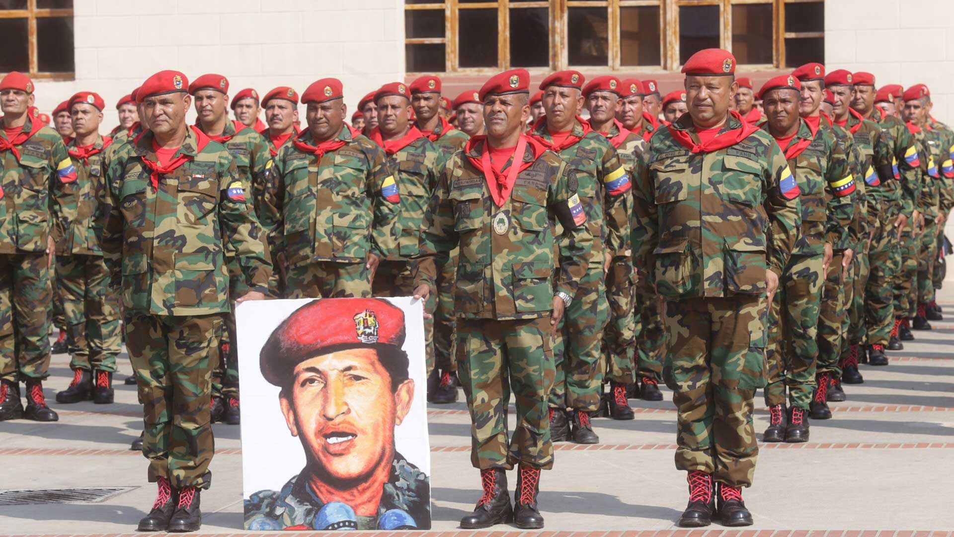 La Fuerza Armada Nacional Bolivariana (FANB) rinde honores en los 24 años de la rebelión cívico-militar comandada por Hugo Chávez.