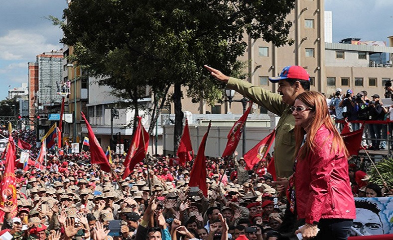 El presidente de Venezuela Nicolás Maduro y la primera combatiente Cilia Flores asistieron este domingo a la conmemoración de los 26 años de la rebelión cívico militar de 1992 comandada por Hugo Chávez, que dió paso a la revolución Bolivariana.