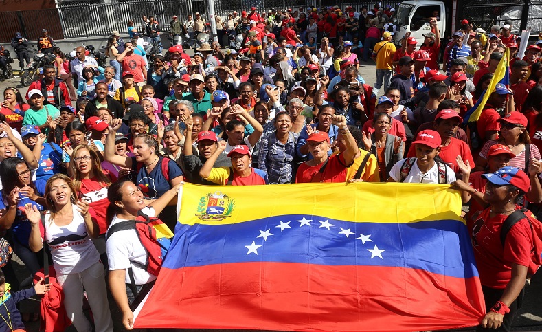 Durante el evento celebrado en las afueras del Palacio presidencial de Miraflores el mandatario reconoció al pueblo venezolano por su masiva asistencia y su lealtad a la Revolución y al legado de Chávez.