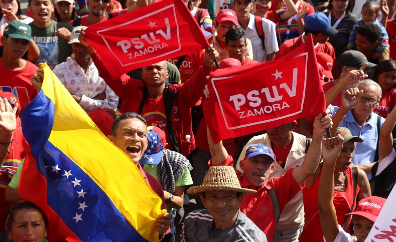 "En el Día de la Dignidad Nacional queda demostrado que (...) Chávez está más vivo que nunca en su pueblo hecho poder, desplegado en las calles, plazas y avenidas de Caracas", dijo Maduro.