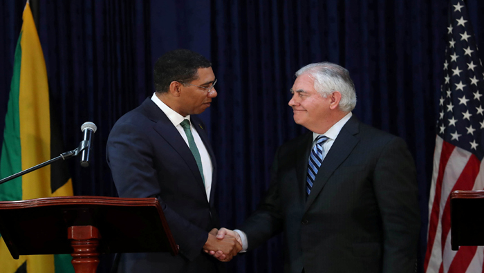 El secretario de Estado de EE.UU., Rex Tillerson, fue recibido por el primer ministro de Jamaica, Andrew Holness (i).