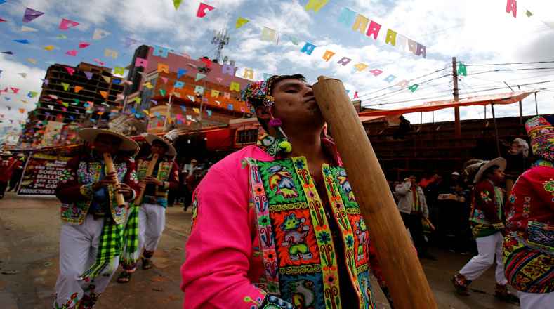 Los bailarines y músicos recorrieron más de 4 kilómetros de las principales calles de esta ciudad andina.