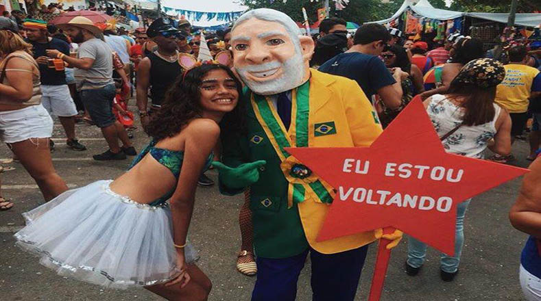 Los brasileños realizaron el tradicional carnaval brasilero y expresaron su respaldo al Partido de los Trabajadores. 