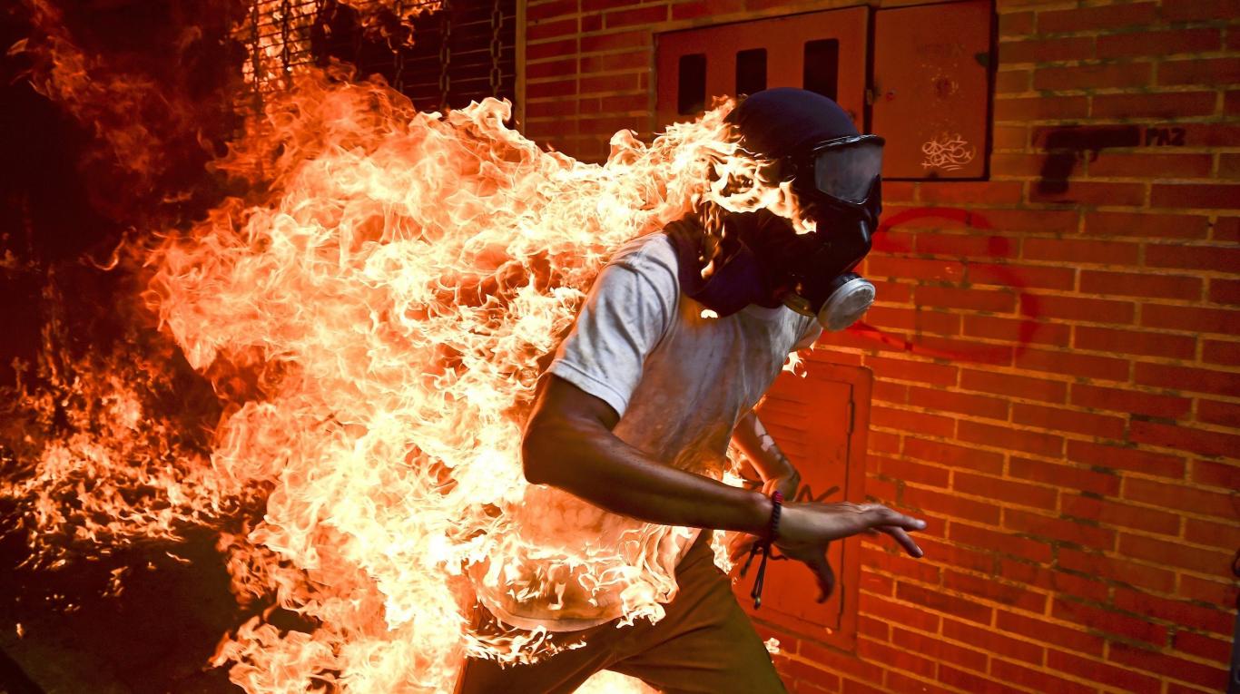 “El manifestante venezolano en llamas” (entre las imágenes nominadas al premio World Press Photo)