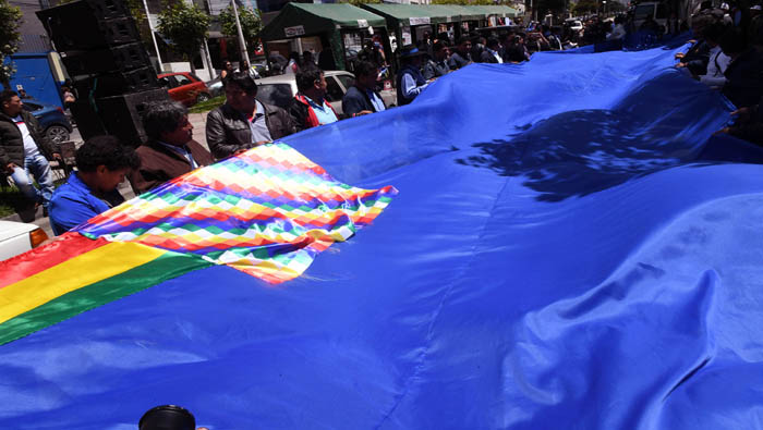 Los bolivianos se han comprometido a través de la bandera azul a pedir salida al mar para su país.