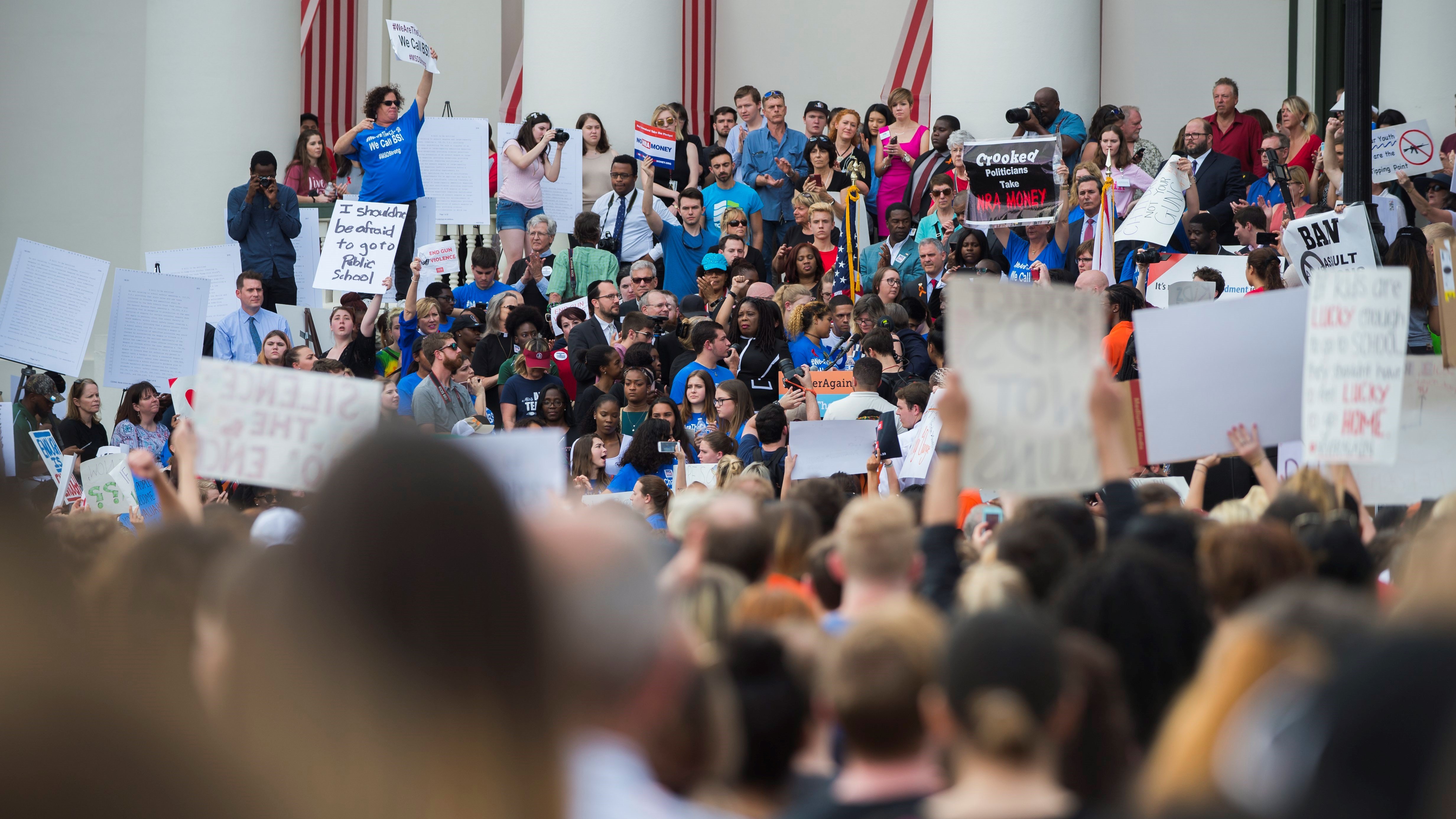 Estudiantes protestaron en Tallahassee para exigir una medida sobre el control de armas de fuego.