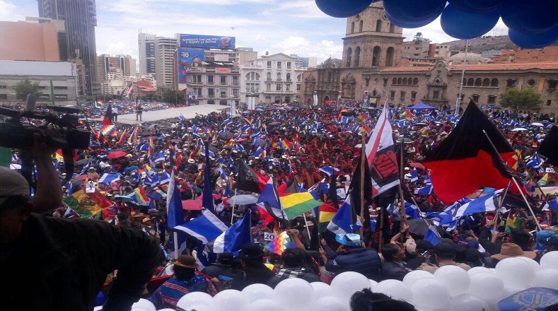 "El objetivo de la derecha es que Morales no vaya como candidato en 2019, claro, porque ellos no tienen candidato. Ahora Bolivia ya no es un país mendigo, ahora extiende la mano para dar oportunidad a extranjeros, ahí vemos el cambio en el país. Por todos esos motivos lo proclamamos una vez más como candidato a Evo Morales", dijo el presidente de la Federación de Juntas Vecinales (Fejuve) de El Alto, Sandro Ramírez, en un encendido discurso ante la multitud.