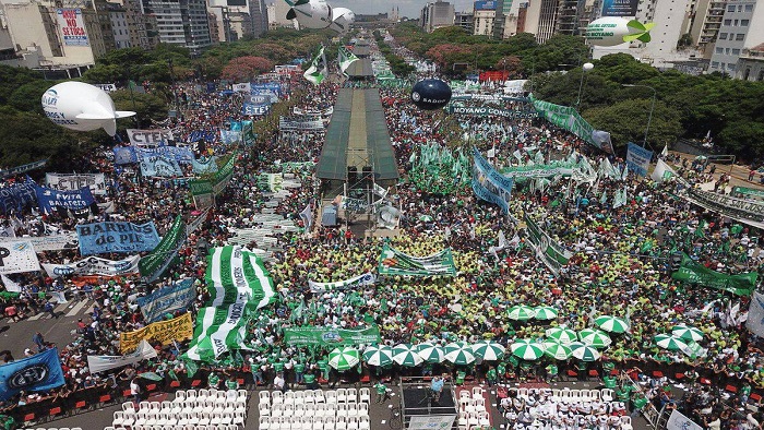 Las organizaciones sindicales se movilizaron en las calles de Buenos Aires, Argentina, para protestar en contra de las políticas neoliberales de Mauricio Macri.