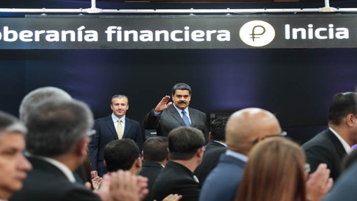 El mandatario Nicolás Maduro (c) oficializó el lanzamiento de la preventa del Petro el pasado 20 de febrero.