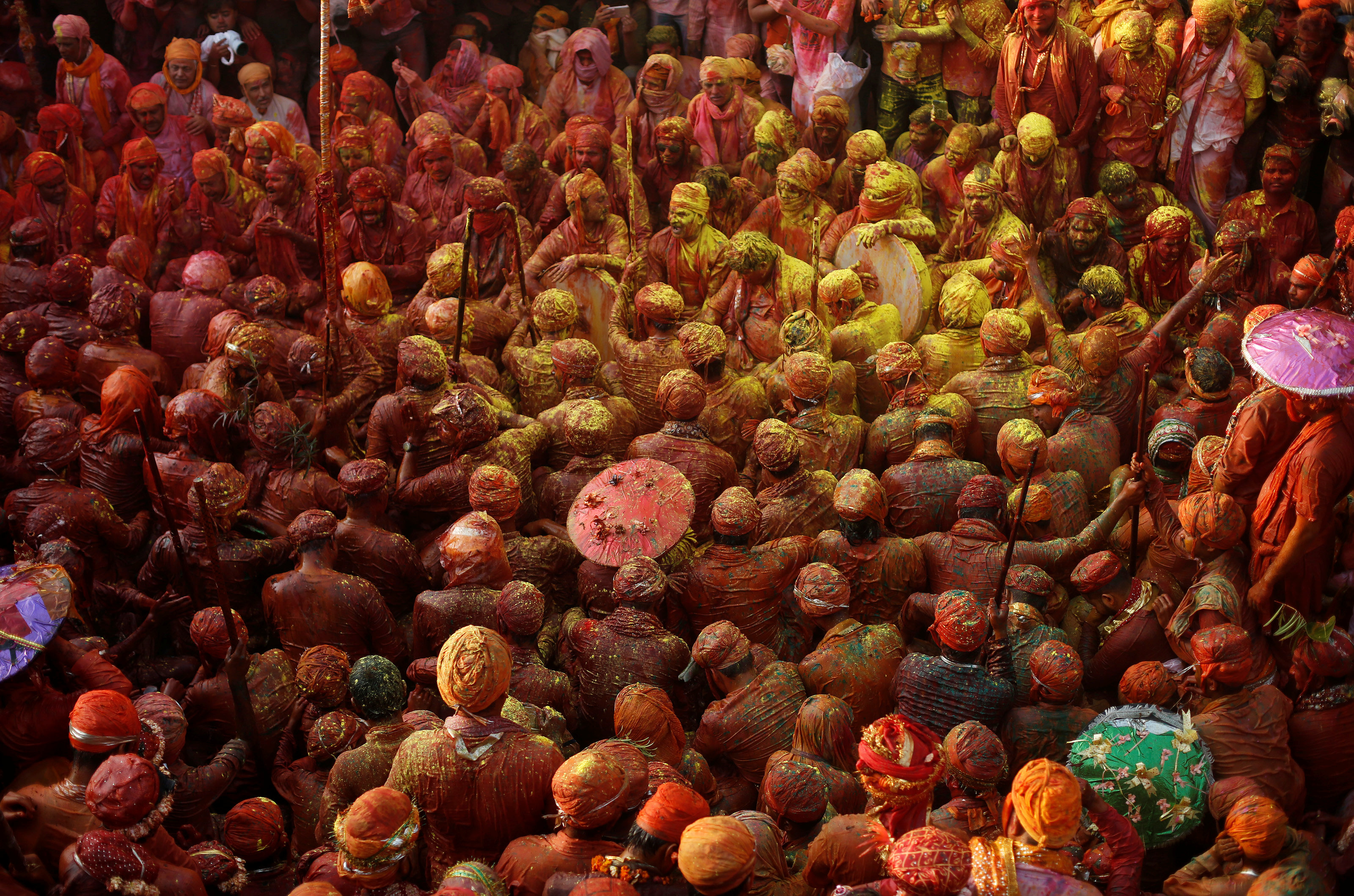 India celebra un festival para recibir la primavera