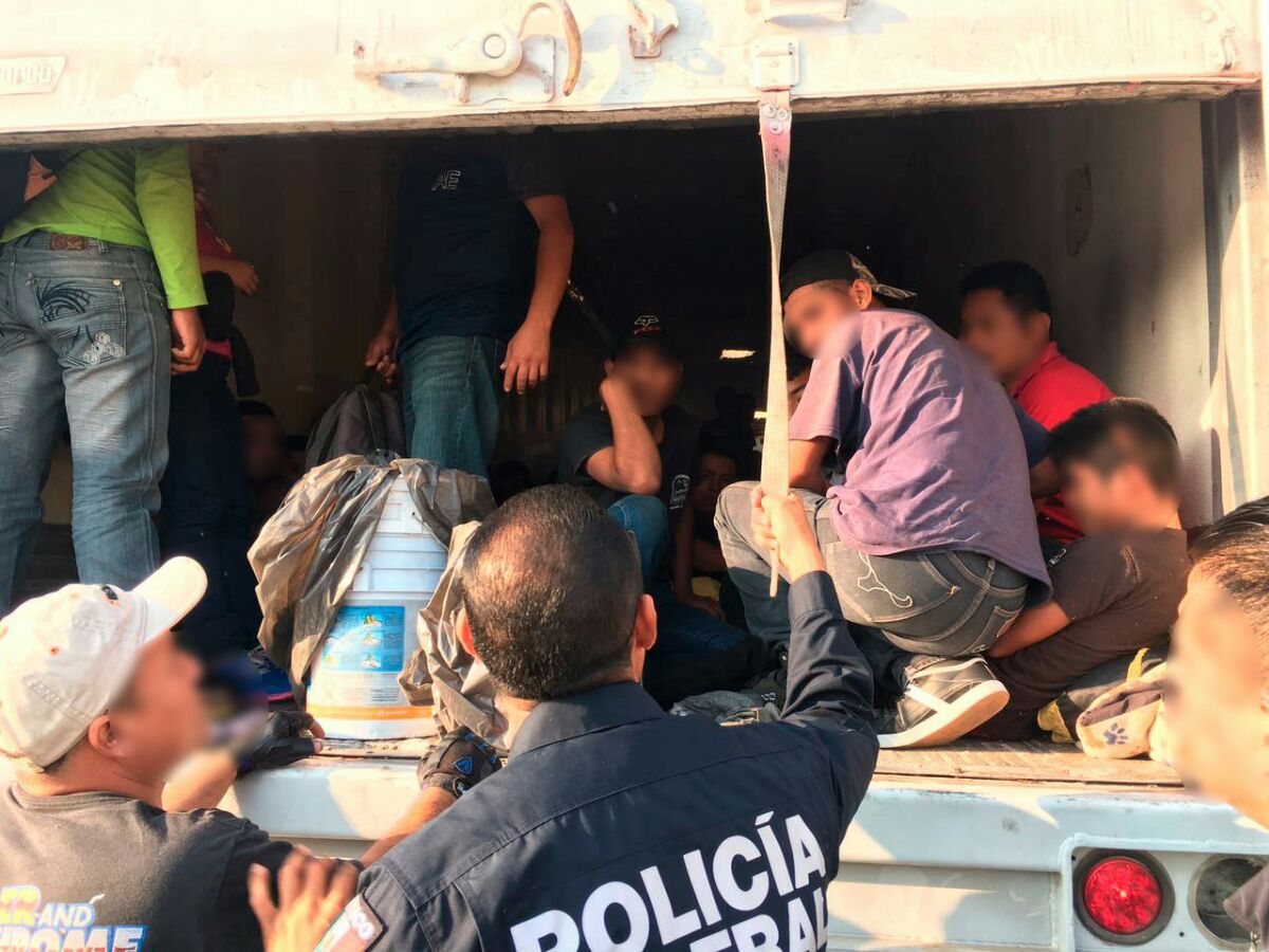 Los migrantes viajaban en el tráiler de un camión en condiciones de hacinamiento.