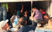 Los migrantes viajaban en el tráiler de un camión en condiciones de hacinamiento. 