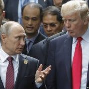 El presidente ruso, Vladimir Putin conversa con su homólogo estadunidense, Donald Trump en el foro de APEC de 2017 en Vietnam