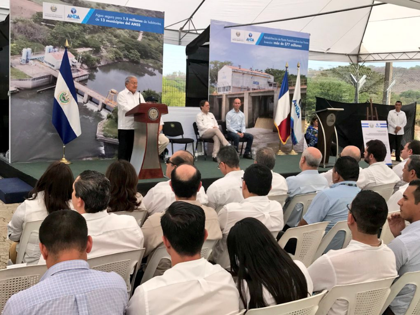 Sánchez Cerén ha velado por la no privatización del agua junto a su partido FMLN.
